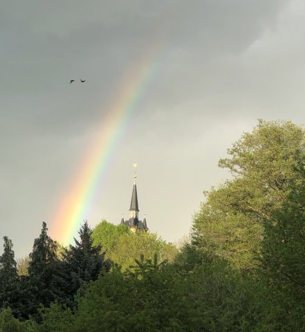 Regenbogen über dem Kirchturm St.-Nikolai
